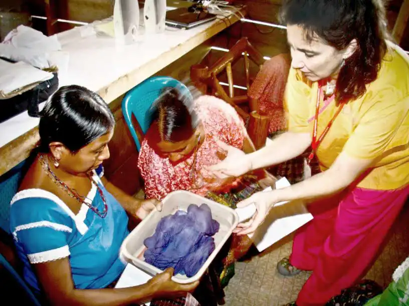 Kimberly Garcia teaching midwives in Sarstún