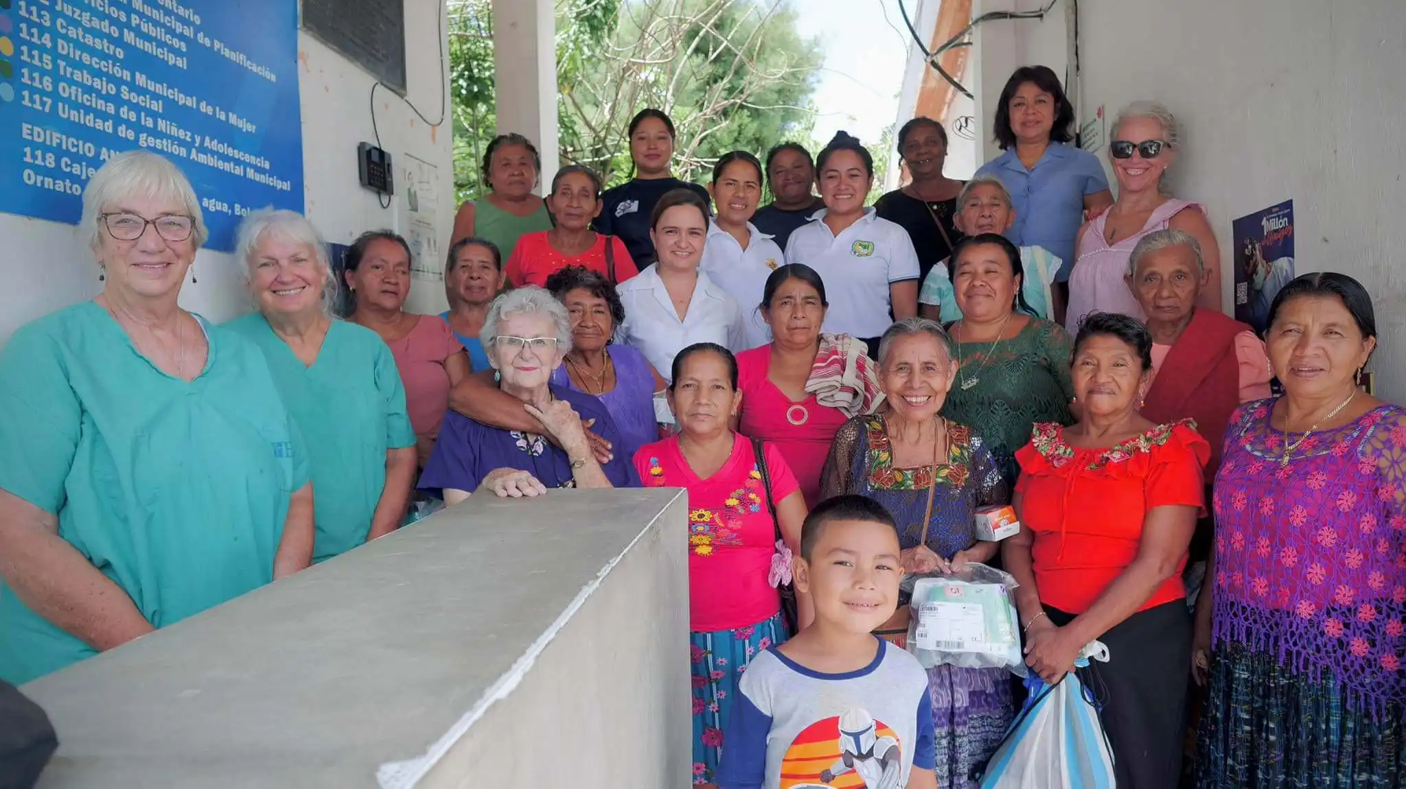 Group photo of midwives and Madre y Nino volunteers