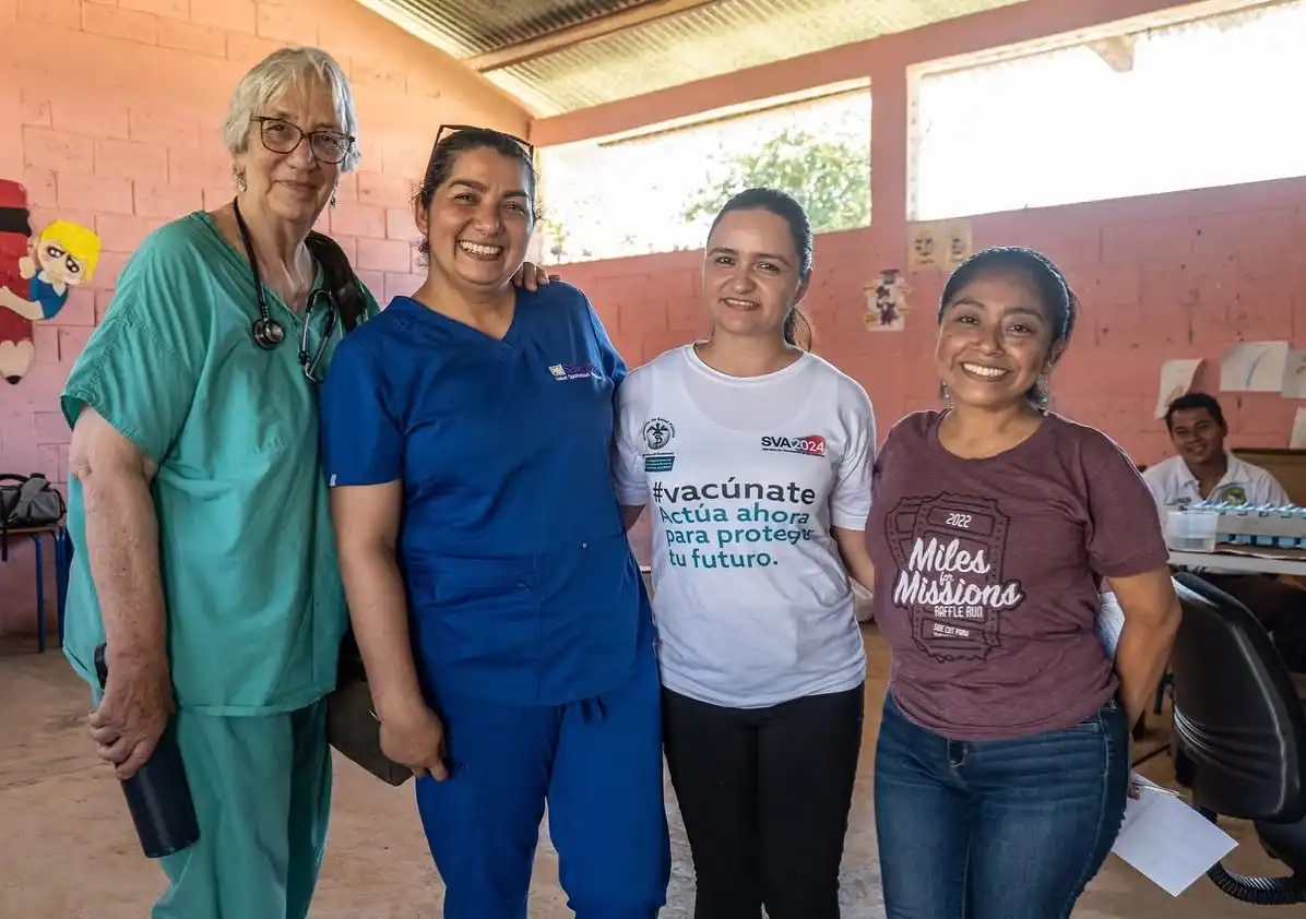 Group photo from Madre y Niño's 2025 trip to Guatemala